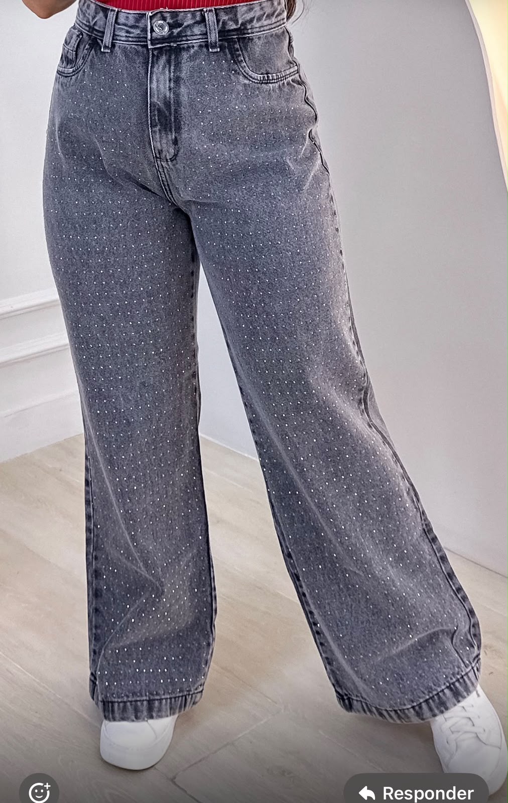 Calça wide leg feminina preta marmorizada com pedraria na frente 100% algodão.