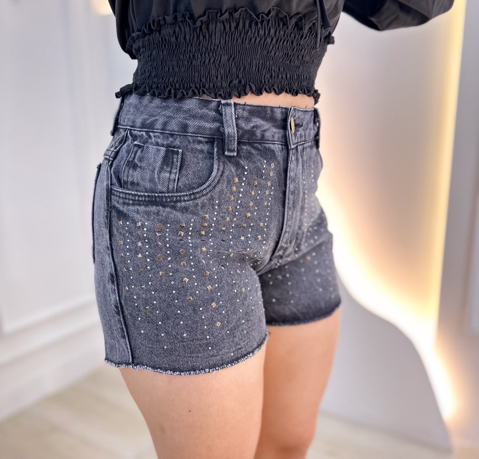 Short jeans preto Marmorizado com pedraria na frente e 100% algodão.