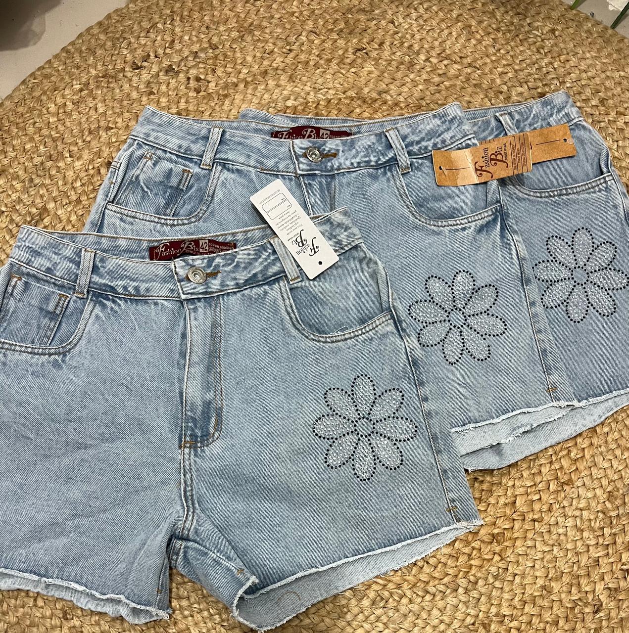 SHORT JEANS 100% ALGODÃO COM PEDRARIA EM FLOR 